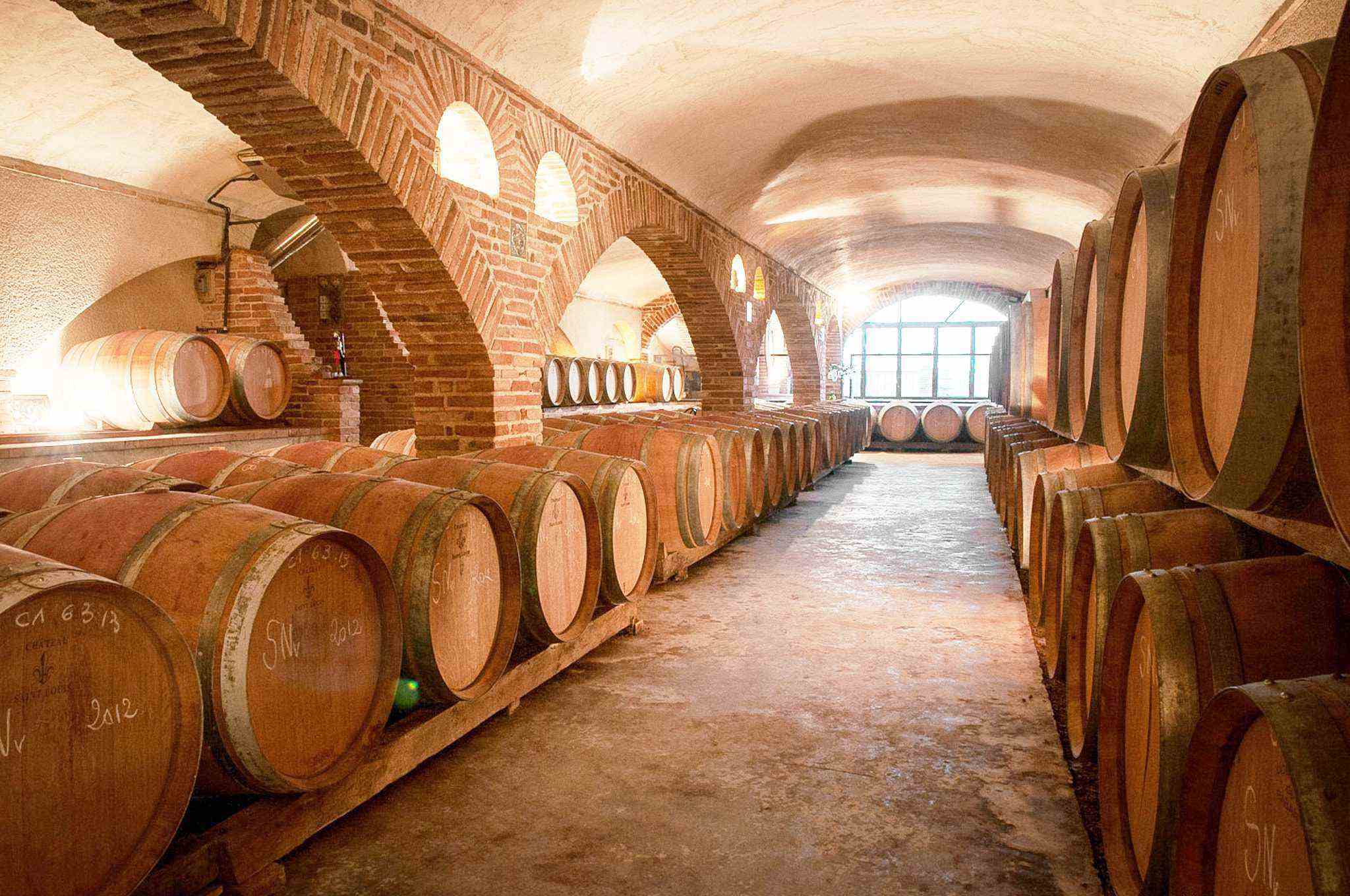 Château Saint Louis · la cave à barriques voûtée du domaine
