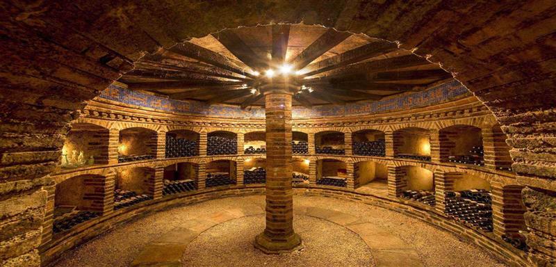 Château Saint Louis · la salle des coffres, cave circulaire de dégustation