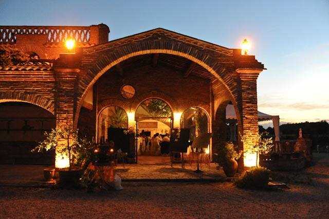 Château Saint Louis · la salle de réception illuminée un soir d'événement